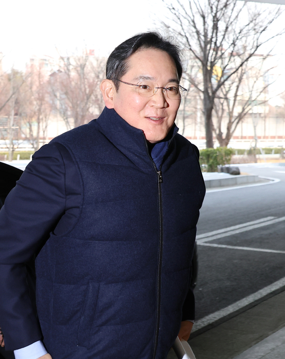 이재용 삼성전자 회장이 지난 1월 서울 김포 비즈니스 항공센터(SGBAC)를 통해 출국하고 있다. (사진=연합뉴스)