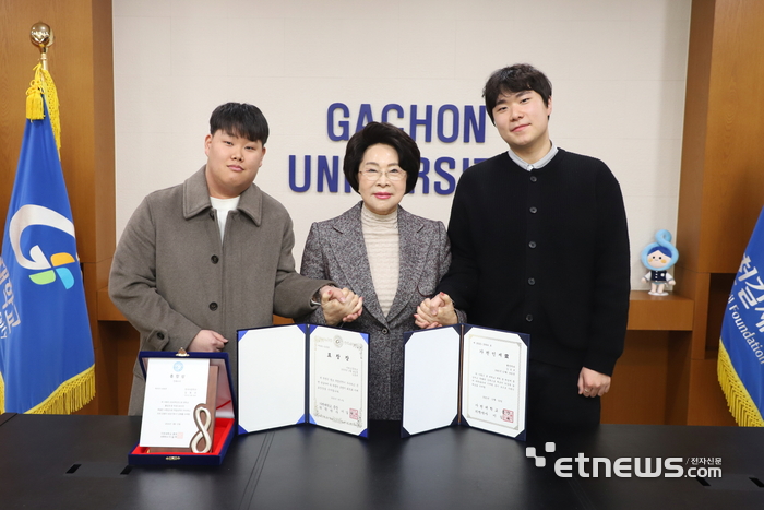 이길여 가천대 총장(가운데)이 12일 충장실에서 '박애·봉사·애국'을 실천한 김성규 행정학과 학생(오른쪽), 김동규 한국어문학과 졸업생과 함께 기념 촬영했다.