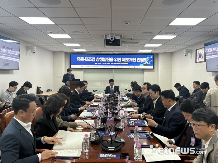 24일 이재관 더불어민주당 의원이 개최한 '유통·제조업 상생발전을 위한 제도개선 간담회'가 국회에서 열렸다.