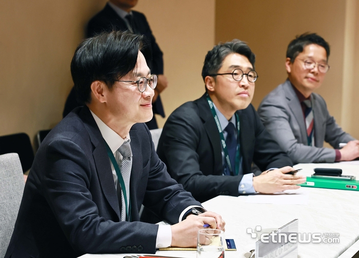 김정관 산업통상부 장관이 14일(현지시간) 일본 도쿄에서 열린 '제1차 인도·태평양 에너지 안보 장관회의 및 비즈니스 포럼' 참석 계기로 사이먼 왓츠 뉴질랜드 에너지부 장관과 면담을 갖고 에너지 협력 방안을 논의했다. 산업부 제공