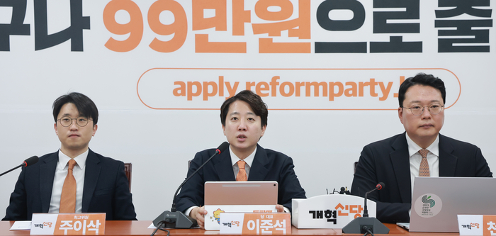 개혁신당 이준석 대표가 5일 국회에서 열린 최고위원회의에 참석해 발언하고 있다. 연합뉴스
