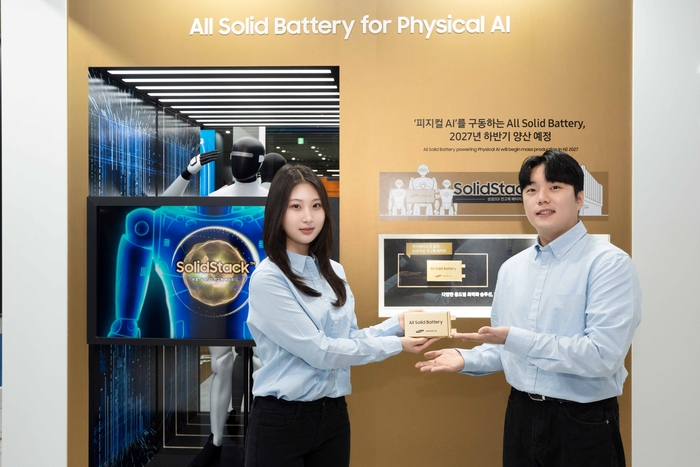 인터배터리 2026에 마련된 삼성SDI 부스에서 모델들이 '피지컬 AI'용 전고체 배터리 샘플을 소개하고 있다.