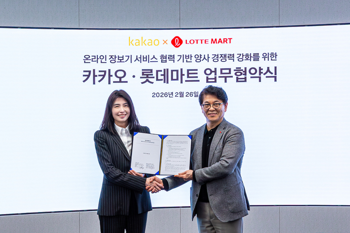 정신아 카카오 대표(왼쪽)와 차우철 롯데마트·슈퍼 대표