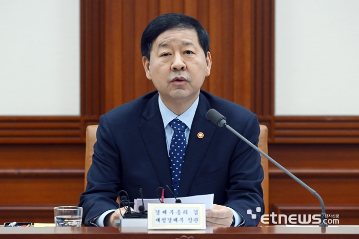 구윤철 부총리 겸 재정경제부 장관이 11일 서울 종로구 정부서울청사에서 열린 비상경제장관회의에서 모두발언을 하고 있다. 구 부총리는 “중동상황이 민생과 경제·산업에 미칠 영향을 최소화할 수 있도록 추경을 포함한 가능한 모든 정책 수단을 활용해 충분한 지원을 추진하겠다”고 밝혔다.  이동근기자 foto@etnews.com