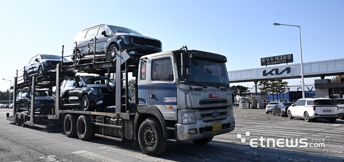 도널드 트럼프 미국 대통령이 26일(현지시간) 사회관계망서비스(SNS) 트루스소셜을 통해 한국 의회가 무역 합의를 이행하지 않고 있다며 상호관세를 비롯해 자동차 등 품목 관세를 15%에서 25%로 인상하겠다고 밝혔다. 27일 경기 평택시 평택항 인근에서 트레일러가 수출 차량을 이송하고 있다.  이동근기자 foto@etnews.com
