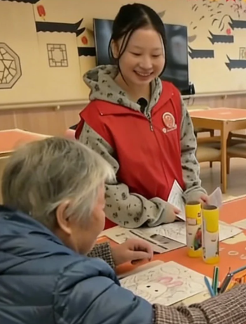 월 4만원의 저렴한 임대료로 노인요양시설에 머물며 봉사활동을 하고 있는 중국 20대 여성의 소식이 전해졌다. 사진=SCMP