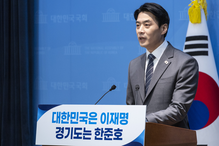 더불어민주당 한준호 의원이 12일 국회 소통관에서 경기도지사 후보 출마 기자회견을 하고 있다. 연합뉴스