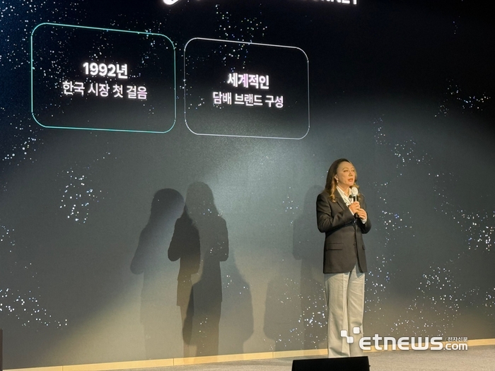 JTI코리아는 31일 서울 여의도 페어몬트 앰배서더 호텔에서 기자간담회를 열었다.  이리나 리 JTI코리아 사장이 차세대 궐련형 전자담배 디바이스 '플룸 아우라(Ploom AURA)'를 소개하고 있다.