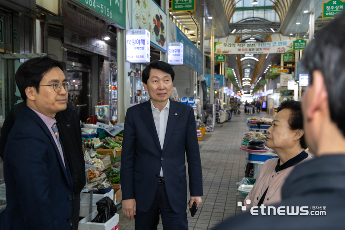 김민철 경기도시장상권진흥원장(왼쪽 두 번째))과 박노극 도 경제실장(왼쪽)이 26일 동두천중앙시장을 방문해 '2026년 상반기 경기 살리기 통큰 세일' 현장 점검을 진행했다.