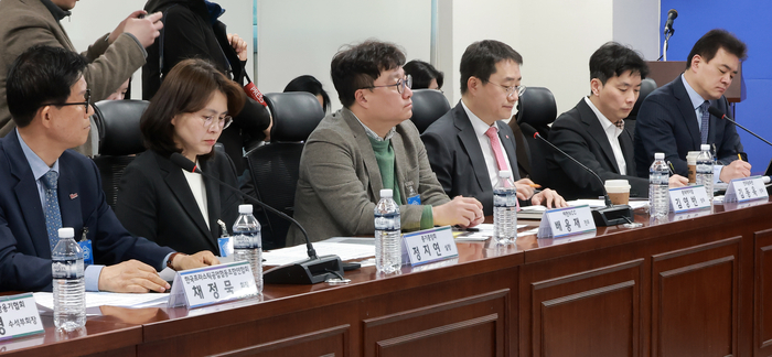 19일 국회의원회관에서 더불어민주당 을지로위원회가 연 석유화학 업계 간담회에 정종은 LG화학 상무(오른쪽부터), 김동욱 한화솔루션 상무, 김영번 롯데케미칼 상무, 배용재 여천NCC 전무가 참석해 있다. 왼쪽은 채정묵 한국프라스틱공업협동조합연합회 회장. 연합뉴스