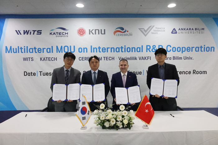 김용훈 한국자동차연구원(전남 분원) 팀장(왼쪽부터), 김응태 위츠 대표, 에르뎀 에르쿨 세레브럼 테크 회장, 최장훈 경북대 데이터사이언스 대학원 교수가 3일 다자간 업무협약을 체결하고 기념촬영하고 있다. 〈사진 위츠 제공〉