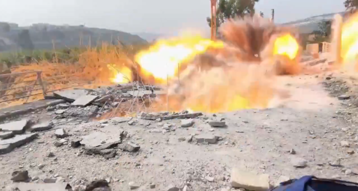 레바논에서 전황을 중계하던 러시아 국영 RT 소속 기자가 인근에 떨어진 이스라엘 공습. 사진=스티브 스위티 엑스 캡처 / RT 산하 럽틀리