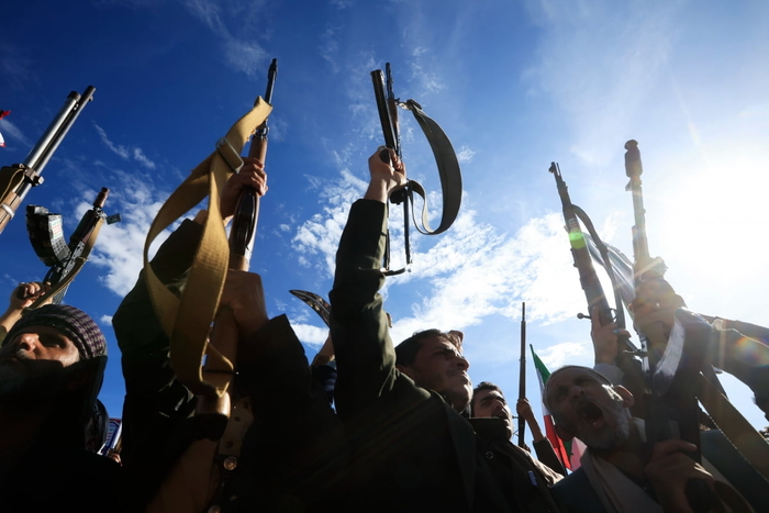지난 27일(현지시간) 예멘 사나에서 열린 이란과의 연대 집회 중 후티 지지자들이 구호를 외치며 무기를 들어 올리고 있다. 사진=EPA·연합뉴스