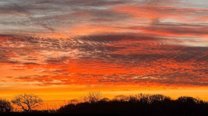 사하라 먼지가 유입돼 영국 하늘이 붉게 물든 모습. 사진=BBC 캡처