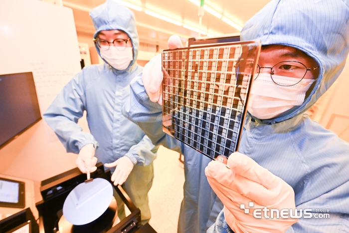 인공지능(AI) 활용도가 높아지며 산업계가 초저전력 AI반도체 개발을 위한 인력양성에도 힘을 쏟는 가운데 한국폴리텍대가 글로벌 반도체 기업과 손잡고 반도체 전문인력 양성을 위한 채용연계형 교육을 운영한다. 주말 인천 부평구 한국폴리텍대 인천캠퍼스에서 반도체공정과 하이테크과정 학생들이 포토마스크 노광 장비 실습을 하고 있다.  인천=이동근기자 foto@etnews.com