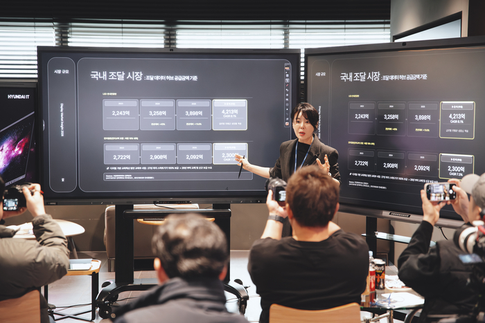 현대아이티가 전자칠판과 LED 전광판 신제품을 출시하고 렌탈·맞춤 서비스를 시작한다.