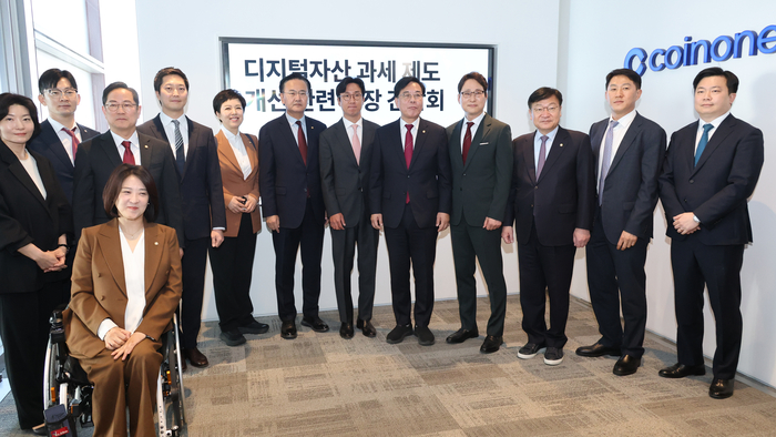 국민의힘 송언석 원내대표와 정점식 정책위의장, 디지털자산거래소 대표 등이 25일 서울 여의도 파크원 타워에서 열린 디지털자산 과세 제도 개선 관련 현장 간담회에 앞서 기념 촬영을 하고 있다. 연합뉴스