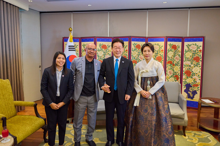 필리핀을 국빈방문한 이재명 대통령과 김혜경 여사가 4일 마닐라에서 인권변호사 시절 인연을 맺은 필리핀 노동자 아리엘 갈락 씨를 만나 기념촬영을 하고 있다.
이 대통령은 인권 변호사로 활동하던 1992년, 한국의 한 공장에서 근무하다가 사고를 당하고도 보상받지 못한 채 필리핀으로 강제 출국당한 갈락 씨의 사연을 접했다. 이후 이 대통령은 1년여에 걸쳐 재심 절차를 진행한 끝에 갈락 씨가 요양인정과 산업재해보상금을 받을 수 있도록 도왔다. 연합뉴스