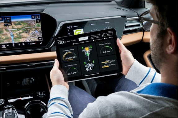 MHEV 플러스 시스템을 점검하는 모습