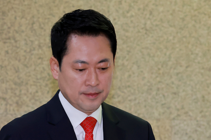 국민의힘 장동혁 대표가 30일 국회에서 최고위원회의에 참석하기 위해 회의실로 향하고 있다. 연합뉴스