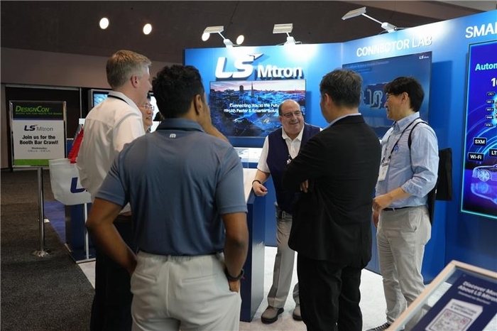 LS엠트론 관계자들이 '디자인콘 2026'에서 고객들과 논의 중이다. 〈사진 LS엠트론 제공〉