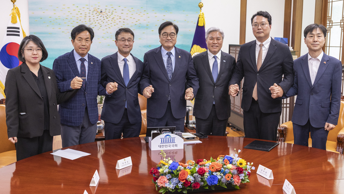 우원식 국회의장과 국회 내 정당 대표와 원내대표들이 30일 국회 의장실에서 열린 '초당적 개헌추진을 위한 제정당 2차 연석회의'에서 기념 촬영을 하고 있다. 연합뉴스