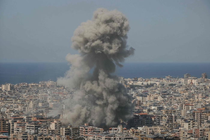 11일(현지시간) 이스라엘 공습을 받은 레바논 베이루트 남부 교외 지역에서 연기가 피어오르고 있다. 기사와 직접적 연관 없음. 사진=AFP 연합뉴스