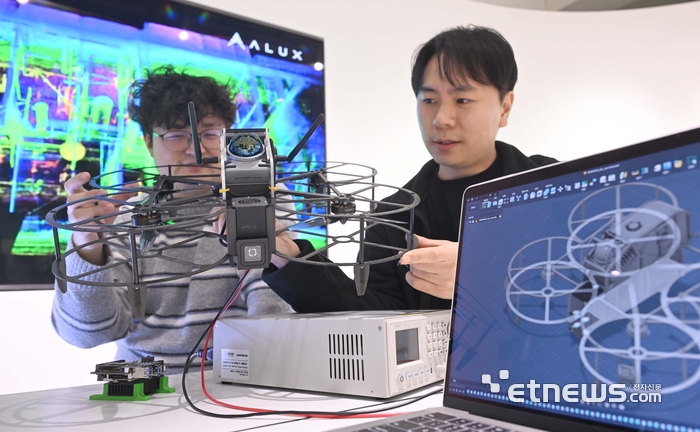 국내 드론업계가 인공지능(AI)과 방산 관련 R&D에 박차를 가하며 다양한 용도의 드론을 개발 중이다 .OO일 국산 드론 전문 기업인 에이럭스에서 연구원이 AI 자율비행과 방산 관련 기술 고도화 연구를 하고 있다. 박지호기자 jihopress@etnews.com
