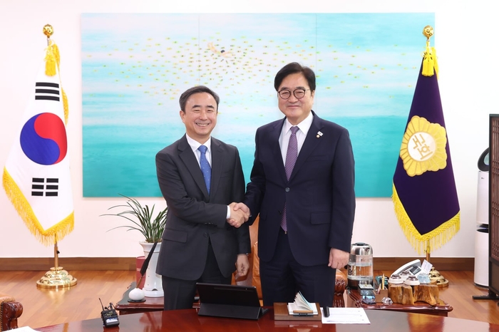 임문영 국가AI전략위원회 부위원장(왼쪽)이 지난 9일 서울 여의도 국회의장실에서 우원식 국회의장과 사진촬영하고 있다. ⓒ위원회
