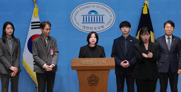 더불어민주당 최정민 서울시당 공천관리위원회 부위원장이 25일 국회 소통관에서 1차 공천 심사 결과를 발표하고 있다. 연합뉴스