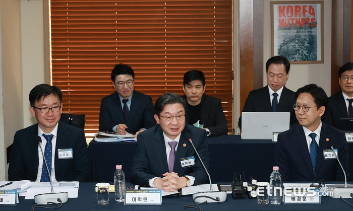 이억원 금융위원장(가운데)과 배경훈 과학기술정보통신부 장관(부총리·오른쪽)이 17일 오후 서울 중구 프레스센터에서 한국산업은행 회장, 국내 AI 반도체 기업 대표와 함께 개최한 국민성장펀드 'K-엔비디아 육성 프로젝트' 추진을 위한 민관 합동 간담회에서 국민성장펀드를 활용한 AI 반도체 투자전략을 논의했다. [사진= 금융위 제공]