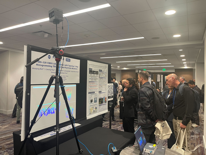솔리드뷰가 지난달 열린 ISSCC 2026에서 SV-120를 시연했다.