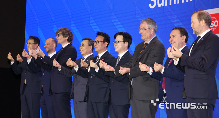 2025 국제 AI 표준 서밋이 2일 서울 중구 신라호텔에서 열렸다. 김민석 국무총리가 주요 참석자들과 기념촬영을 하고 있다. 왼쪽부터 김상부 디지털전환 부총재, 앤드류 스테인스 WIPO 사무차장보, 토마스 라마나우스카스 국제전기통신연합(ITU) 사무차장, 조성환 국제표준화기구(ISO) 회장, 김민석 총리, 김정관 산업통상부 장관, 조 콥스 국제전기기술위원회(IEC) 회장, 장-마리 포감 WTO 사무차장, 비욘 베르게 유럽평의회 사무차장.  청사사진기자단