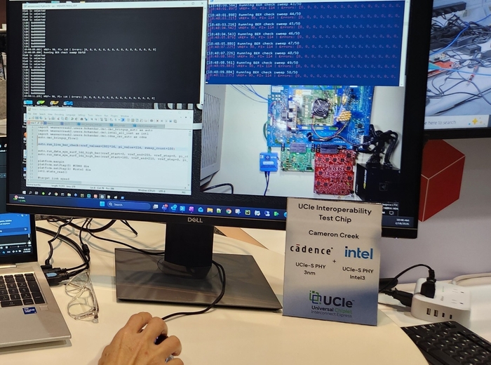 인텔과 케이던스가 제조한 UCIe-S 테스트칩(사진=마얀크 바트나가르 케이던스 제품 마케팅 이사 블로그)