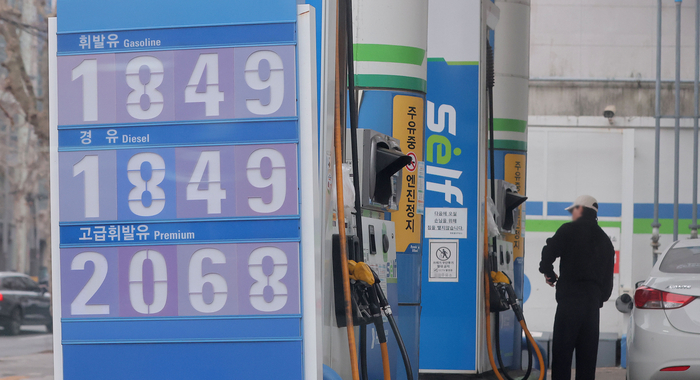 석유 최고가격제 시행 후 첫 주말인 15일 서울 시내 한 주유소를 찾은 시민이 주유를 하고 있다. 이날 기름값은 하락세를 이어갔으나 감소 폭은 크게 줄었다. 유가정보시스템 오피넷에 따르면 오전 9시 기준 전국 주유소 평균 휘발유 가격은 L당 1천842.1원으로 전날보다 3.2원 내렸다. 경유 가격은 같은 시각 1천843.6원으로 4.4원 하락했다. 〈연합뉴스〉