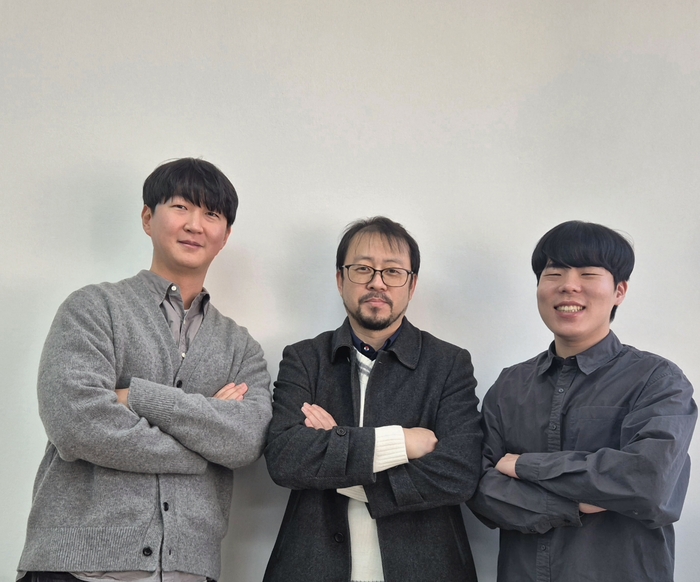 (왼쪽부터) 화학과 통합과정 박상황 씨, 서종철 교수, 화학과 통합과정 노동연 씨