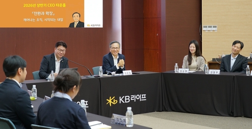 정문철 KB라이프 사장이 상반기 타운홀 미팅을 진행하고 있다.(사진=KB라이프)