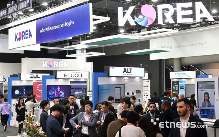 세계 최대 이동통신 박람회 MWC26이 2일(현지시간) 스페인 바르셀로나 피라 그란 비아에서 열렸다. 개막 이튿날인 3일(현지시간) 한국관 부스가 관람객들로 붐비고 있다.