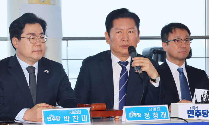 더불어민주당 정청래 대표가 11일 인천 강화군 강화평화전망대에서 열린 인천 현장 최고위원회의에서 발언하고 있다. 연합뉴스