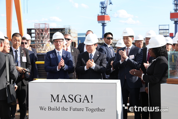 이재명 대통령이 26일(현지시간) 미국 필라델피아의 한화 필리조선소에서 방명록 작성 후 박수치고 있다. 왼쪽부터 시 샤피로 펜실베이니아 주지사, 이 대통령, 김동관 한화그룹 부회장. 〈연합뉴스〉