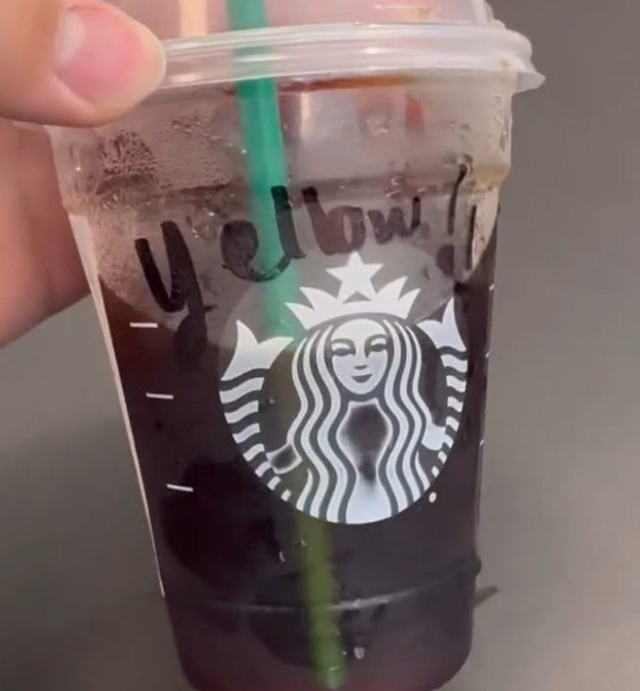 yellow라고 적힌 스타벅스 커피잔. 사진=SNS 캡처