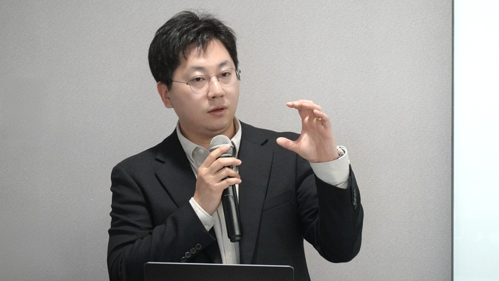 권혁 한국인터넷진흥원(KISA) AI정부보호팀장이 지난 12일 서울 종로구 HJ 비즈니스센터에서 열린 '이슈앤톡' 행사에 참석해 '국가 망 보안체계(N2SF) 실증 사례 및 추진 계획'을 주제로 발표하고 있다. 사진=KISA