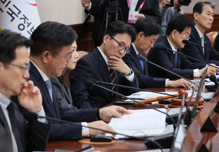 김민석 국무총리가 3일 서울 종로구 정부서울청사에서 열린 국무회의에서 보고를 받으며 자료를 살펴보고 있다. 연합뉴스