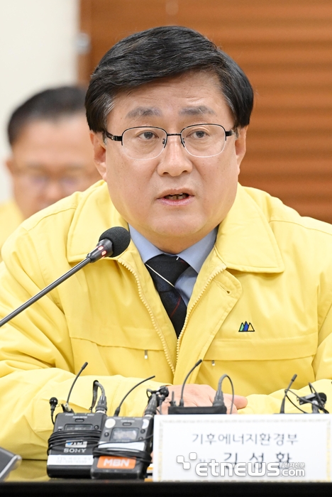 중동 상황 관련 에너지대책 점검회의가 11일 서울 여의도 한국전력 남서울본부에서 열렸다. 김성환 기후에너지환경부 장관이 모두발언을 하고 있다. 이동근기자 foto@etnews.com