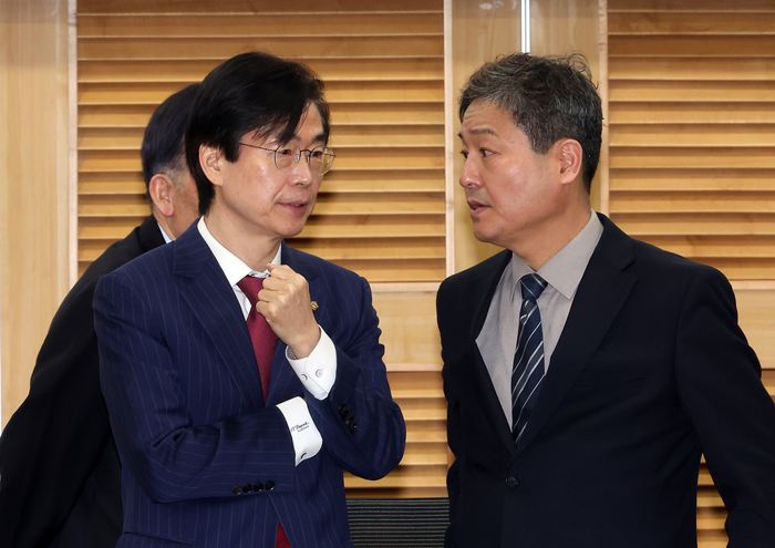 조경태 한미의원연맹 회장(왼쪽)과 김영배 더불어민주당 간사가 4일 국회 의원회관에서 열린 한미의원연맹 초청 여한구 통상교섭본부장 간담회에서 얘기를 나누고 있다. 연합뉴스