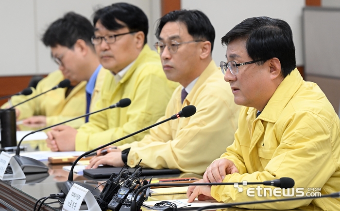 중동 상황 관련 에너지대책 점검회의가 11일 서울 여의도 한국전력 남서울본부에서 열렸다. 김성환 기후에너지환경부 장관이 모두발언을 하고 있다. 이동근기자 foto@etnews.com