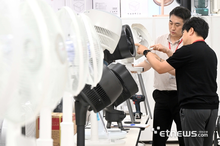 서울 영등포구 신일전자 기업부설연구소에서 관계자가 서큘레이터 제품의 기능을 테스트하고 있다.