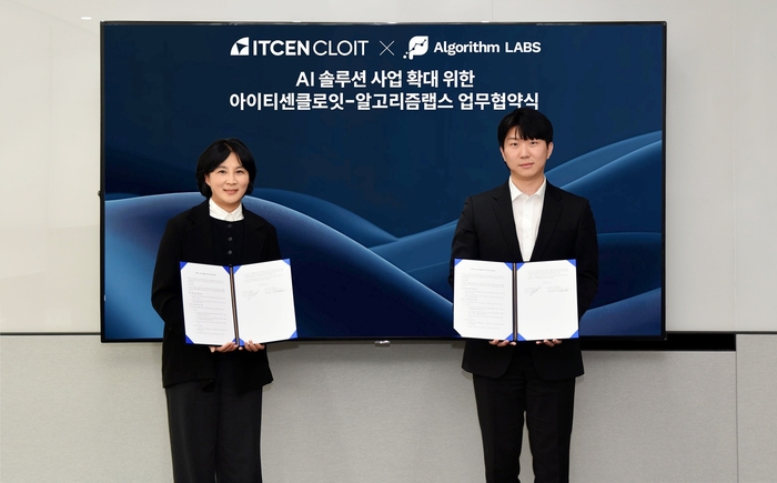 김우성 아이티센클로잇 대표(왼쪽)와 손진호 알고리즘랩스 대표가 협약 체결 후 기념촬영을 하고 있다.