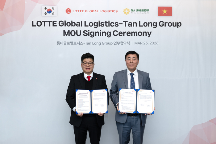 강병구 롯데글로벌로지스 대표(왼쪽)와 쯔엉 시 바(Truong Sy Ba) 떤롱그룹 회장