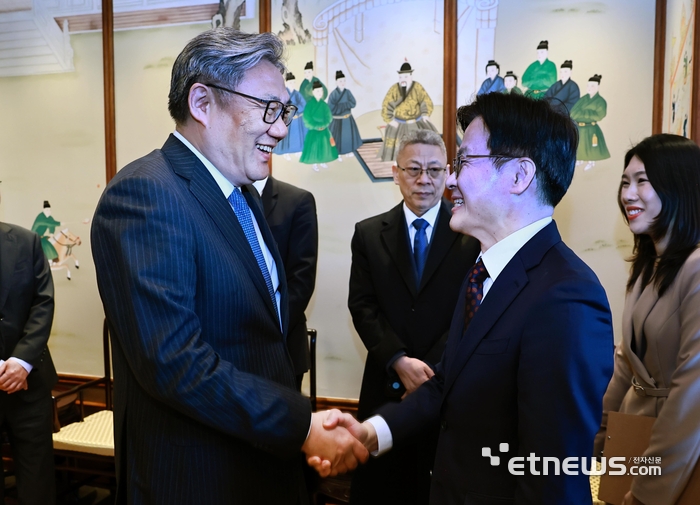 김정관 산업통상부 장관이 18일(현지시간) 중국 베이징에서 왕 원타오(Wang Wentao, 王文?) 중국 상무부 부장과 한중 상무장관회의를 갖고 공급망 안정화에 역량을 집중키로 했다. 산업부 제공